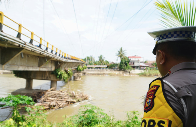 Pilar Jembatan Sungai Rokan Turun 80 Cm, Masyarakat Diimbau Gunakan Jalur Alternatif
